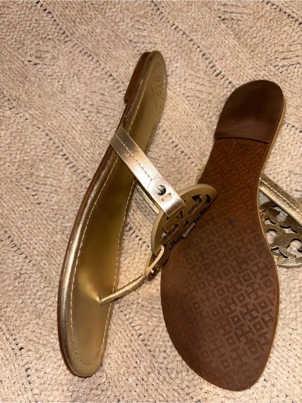 Tory Burch Metallic Gold Logo Thong Sandals Women’s Size 13 - Picture 5 of 7